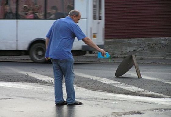Полутонны растительного масла вылилось в Мариуполе на дорогу. Дорогу отмыть не удалось  