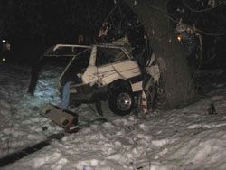 ДТП в Славянске: легковушка сбила двух пешеходов и врезалась в дерево (ФОТО)