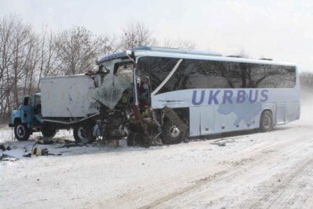 На трассе в Донецкой области автобус протаранил грузовик, 3 человека погибли 