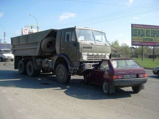 &quot;Таврия&quot; атакует КАМАЗ и... проигрывает