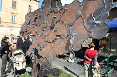 Один с сошкой, семеро с ложкой. Во Львове намекнули, что Донецк всех объел?
