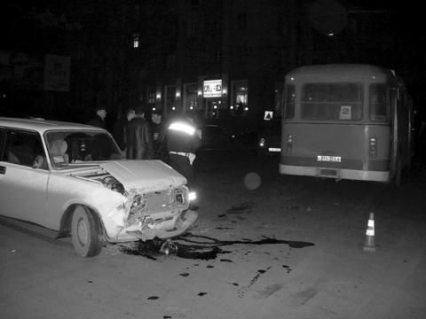 &quot;Жигули&quot; врезались в автобус