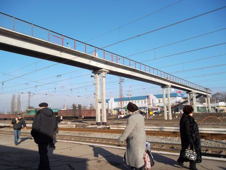 В Дружковке завершается строительство пешеходного моста через железную дорогу