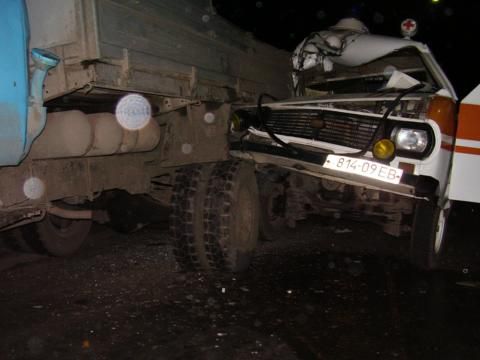 Машина &quot;скорой помощи&quot; врезалась в грузовик
