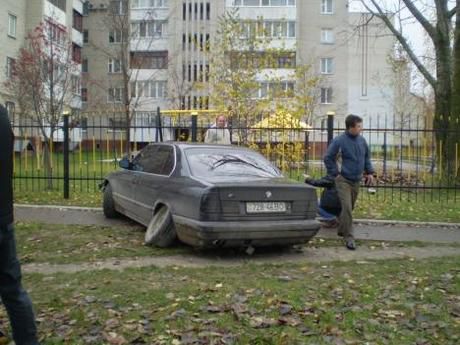 В Луцке пьяный в зюзю гаишник средь бела дня впечатал машину в забор и сладко уснул за рулем (ФОТО)