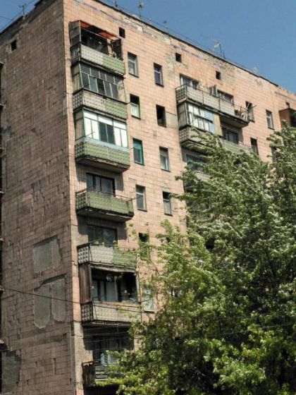 Житель одного из высотных домов в Краматорске избавляется от нечистот, выливая их из окна квартиры на девятом этаже на головы соседей