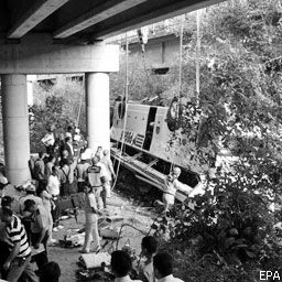 В Турции автобус с туристами рухнул с обрыва. 17 погибших