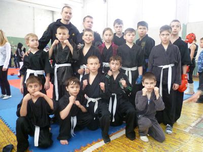 Краматорские спортсмены стреляли из оружия, бросали ножи и дрались врукопашную 
