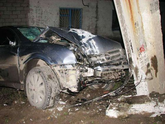 Оpel сбил двух мужчин и оставил Лазурный без света