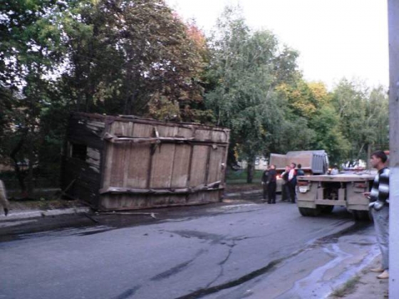 Строительный вагончик перевернулся, зацепившись за провода