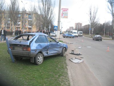 &quot;Таврия&quot; несколько раз перевернулась на ул. Парковой в Краматорске