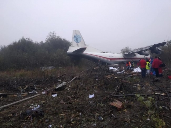 Ан-12 совершил аварийную посадку возле аэропорта 