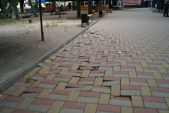 В краматорском парке им. Пушкина начала рассыпаться тротуарная плитка