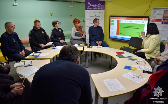 &quot;Аналіз ризиків економічної безпеки для жінок&quot;: патрульні завітали на круглий стіл з громадою Краматорська