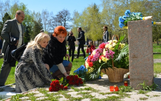 возложением цветов к закладному камню