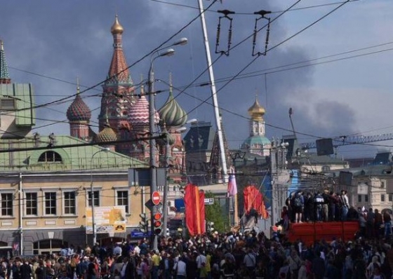 В Москве бушует сильный пожар, дым виден над Красной площадью