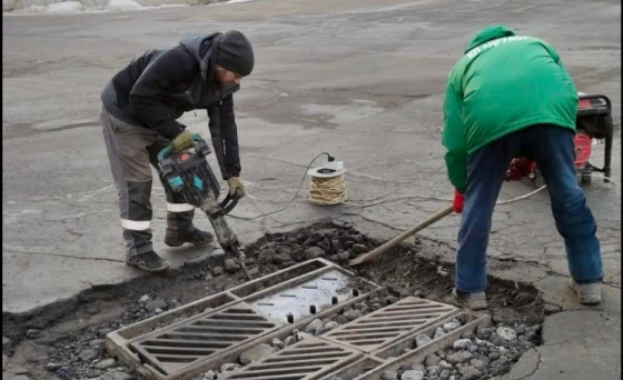 У Краматорську замінюють пошкоджені решітки дощоприймальних колодязів