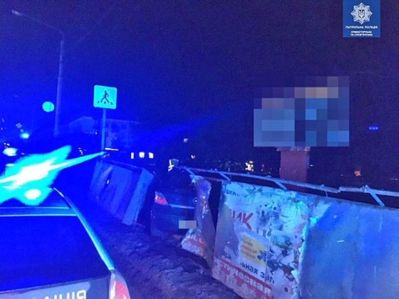 водитель врезался в дорожное ограждение