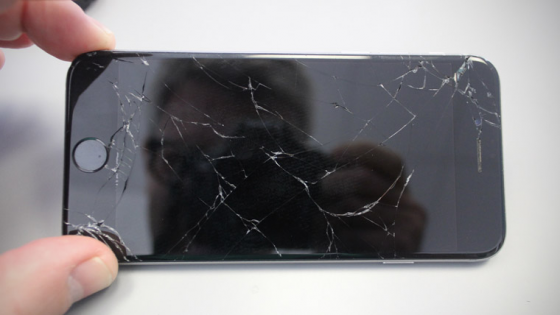 Разбитое стекло на iPhone 5 и 6: стоит ли менять и когда это сделать