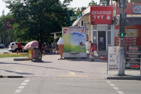 Почему одно из центральных мест Краматорска начинает загружаться ящиками для торговли?