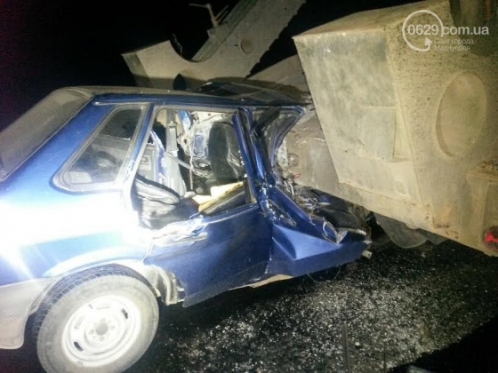 Под Мариуполем автомобиль врезался в тягач с военной техникой. Погибла женщина и ребенок (фото 18+)
