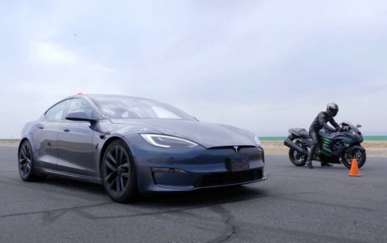Двое на одного: 1000-сильная Tesla Model S сразилась с двумя самыми быстрыми супербайками мира 