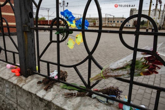 На Краматорском ЖД вокзале люди устроили мемориал