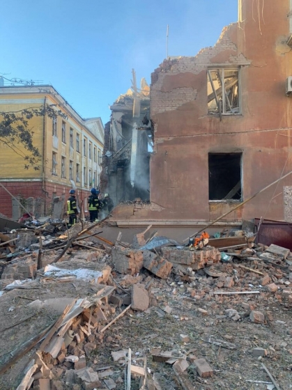 Росіяни завдали 2 ударів по Слов’янську. Пошкоджено школу та під’їзд будинку. Під завалами можуть бути люди, - мер Лях