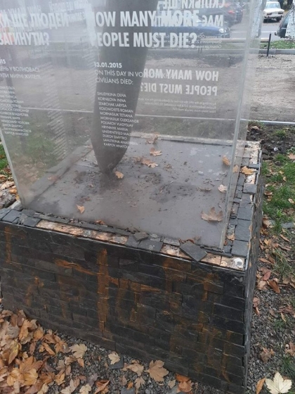 Памятник жертвам обстрела Краматорска перенесли из центра города, чтобы уберечь от вандалов, - горсовет (фоторепортаж)
