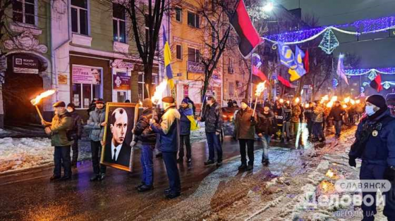 У Слов’янську пройшов смолоскипний марш до дня народження Степана Бандери (фото)