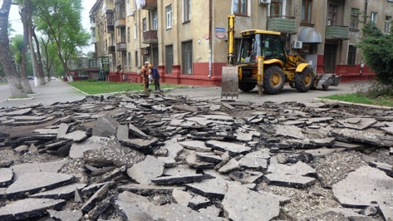 В Краматорске ремонтируют аварийные участки тротуара по ул. Академической (фото)