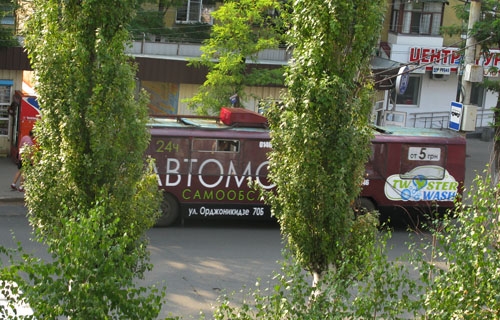 Фотофакт: в Краматорске изуродовали рекламой троллейбус