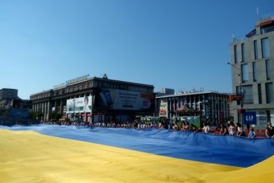 В Днепре развернули самый большой флаг Украины в мире