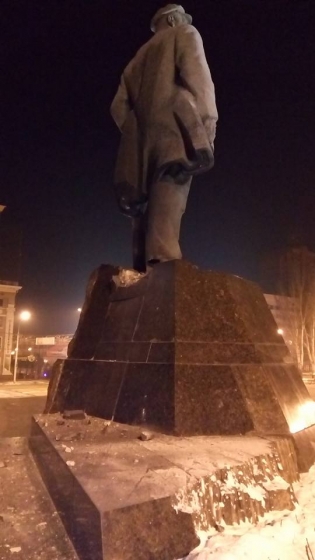Неизвестные пытались взорвать памятник Ленину в оккупированном Донецке (фото)