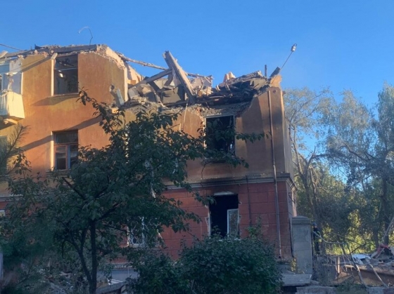 Росіяни завдали 2 ударів по Слов’янську. Пошкоджено школу та під’їзд будинку. Під завалами можуть бути люди, - мер Лях