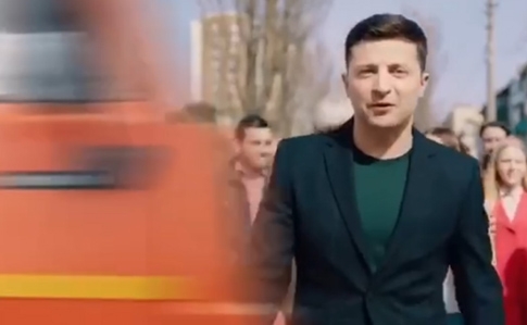 У Порошенко опубликовали ролик, где фура сбивает Зеленского (видео)