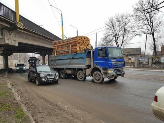 В Краматорске автомобиль с негабаритным грузом повредил троллейбусные провода