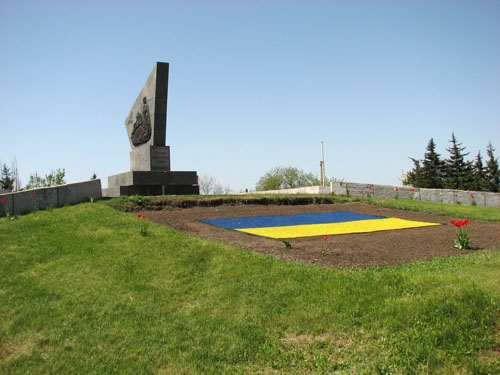 В Краматорске памятник героям Гражданской войны украсили композицией в цветах национального флага