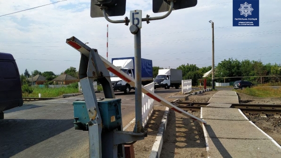 В Славянске водитель грузовика повредил шлагбаум на железнодорожном переезде