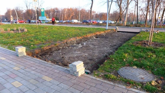 В Саду Бернацкого обустраивают тротуары к набережной (фото)