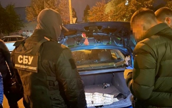 В Киеве двое мужчин пытались сбыть 240 тысяч фальшивых долларов
