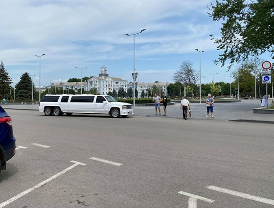 В центре Краматорска столкнулись лимузин и внедорожник