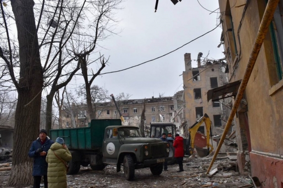 У Краматорську комунальники ліквідовують наслідки ракетного удару