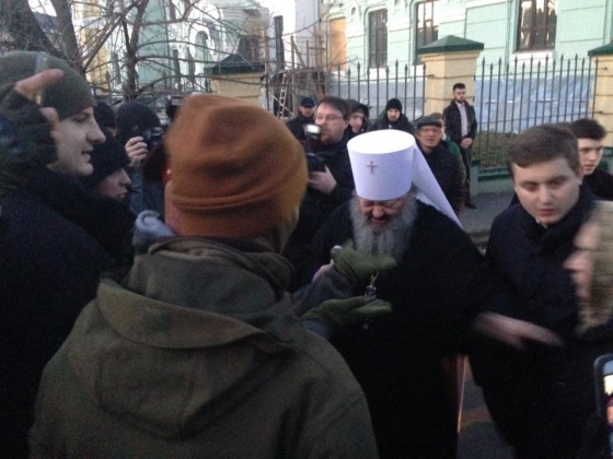 Националисты заблокировали въезд в Киево-Печерскую лавру