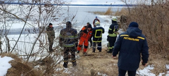 Під Дніпром рятувальники визволили рибалок, що дрейфували на крижинах