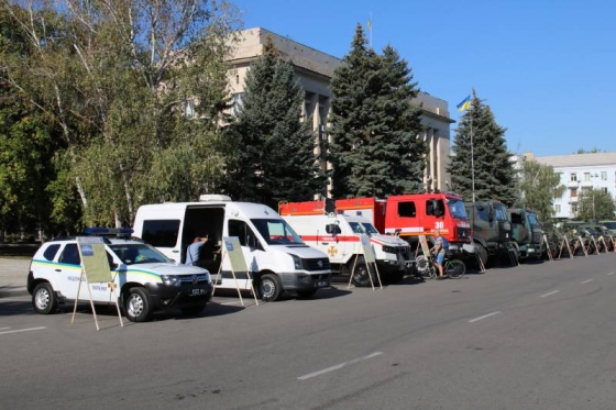 На площади Мира демонстрируют военную технику и угощают кашей  (фото)
