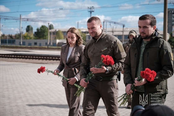 Голова Донеччини та заступник керівника Офісу Президента вшанували Пам&#039;ять загиблих під час обстрілу Краматорського залізничного вокзалу