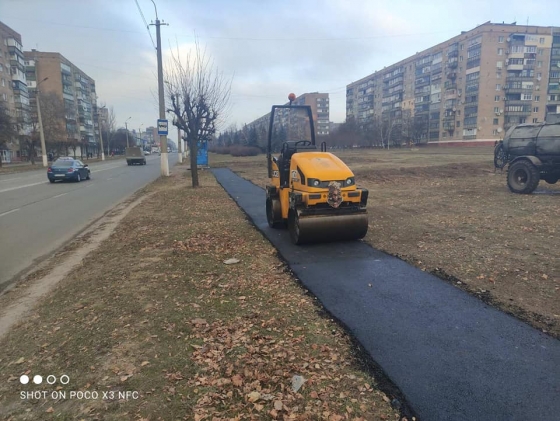 Вдоль бульвара Краматорского коммунальщики обустроили пешеходную дорожку