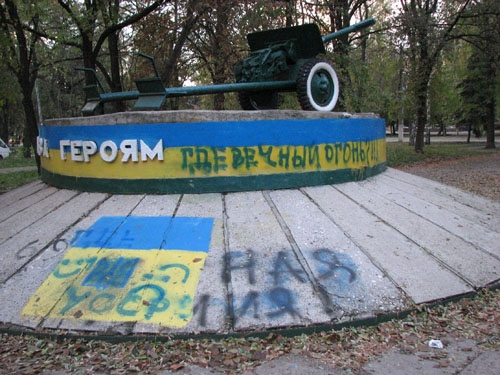 Накануне выборов в Краматорске снова осквернили памятник ВОВ. И не только