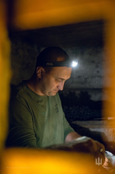 Мінометники Донецької окремої бригади Сил ТрО готують окупантам креативні «подарунки» при світлі ліхтариків